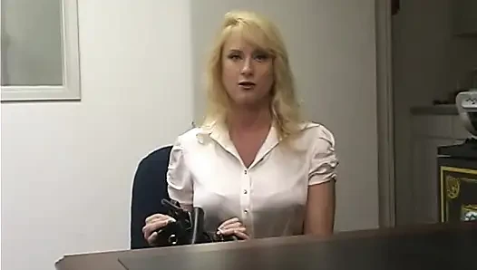 Akıllı muhabir Bethany Sweet heyecan verici röportaj almak için her şeyi yapmaya hazır