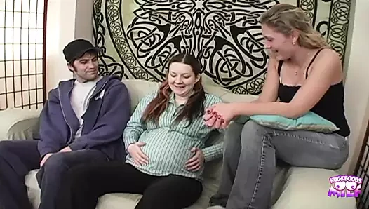 Büyük memeli dövmeli sarışın sürtük ayrıldıktan sonra hamile arkadaşlarının kocasını sikiyor