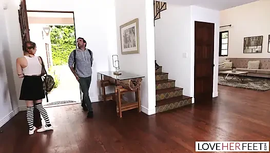 Ders çalışma arkadaşım minyon ayaklarıma aşık