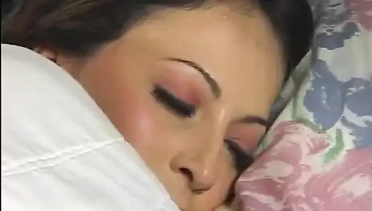 Sevimli esmer genç kız erkek arkadaşından sabah şiplak anal sikişiyor