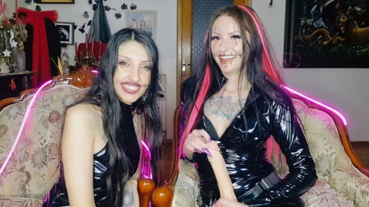 İki Cadılar Bayramı iblisi size unutulmaz bir mastürbasyon talimatı verecek: Dominatrix Nika ve DarkSpaceSolar.