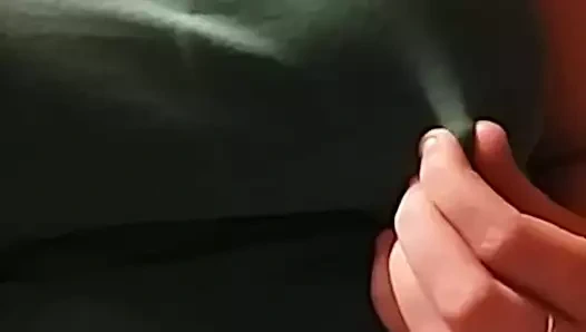 gerilmiş uzun meme uçları