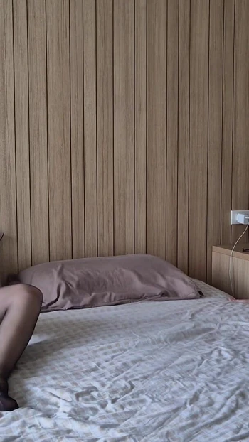 Знаковый момент из "Застукали на мастурбации сводной сестры. Моя сводная сестра соблазнила меня. Мастурбация в колготках, фетише колготок"