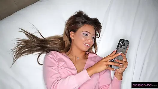 Azgın spinner gece yarısı yarak için erkek arkadaşına yalvarıyor