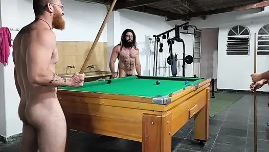 Arkadaşlarıyla çıplak oynuyor