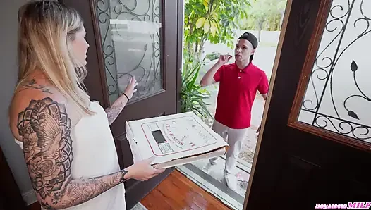Başarılı pizza teslimatı subgirl dölleniyor