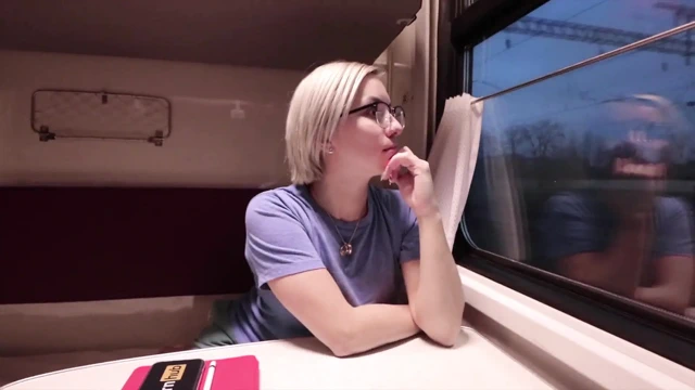 Trende ateşli bir kaltakla tanıştım ve onu büyük bir yarakla sert siktim