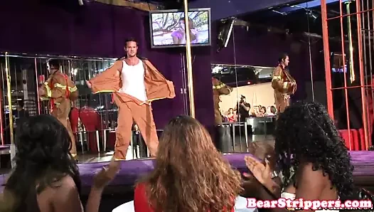 Cfnm parti bebeği striptizcinin ağzına boşaltıyor