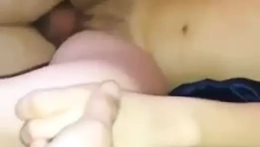 hotwife onu boğa sikikleri süre cuck ile el ele tutuşarak