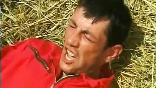 İnanılmaz sarışın çiftçi, işinden bir sikişerek enerjisini geri kazanmaktan yoruldu