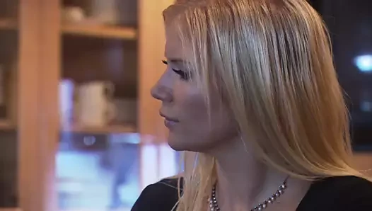 Azgın adam karısına oturma odasında erotik sert bir sikiş veriyor