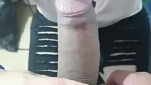Bana lezzetli bir doğum günü oral seks yapıyor ve tüm sütümü getiriyor...