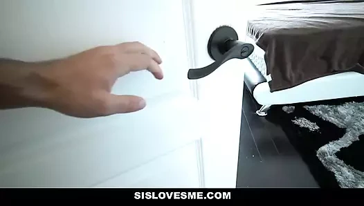 Zayıf üvey kız kardeşim eski zamanların iyiliği için bir volkan gibi boşalmama yardım ediyor - teamskeet