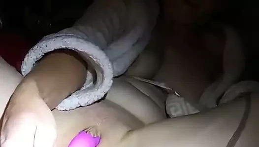 Ashley oyuncaklarını seviyor