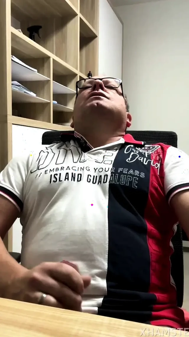 Maduro macho se pega un pajote en su gran polla mirando a cam