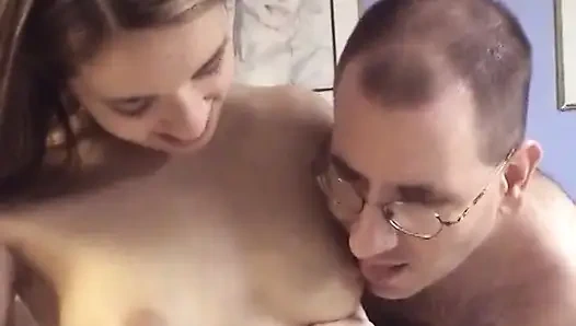 La lussuriosa teen mora con grandi tette si strozza su un grasso cazzo bianco