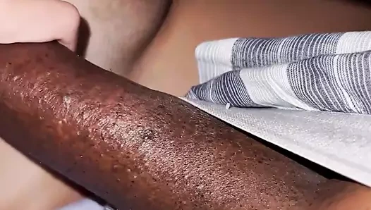 Bu ateşli esmer kızı yorganın altında siktim