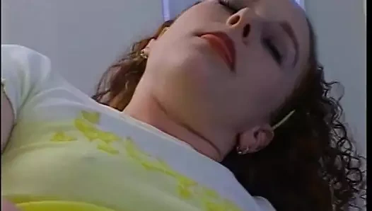 Kızıl saçlı ve balon götlü edepsiz hatun azgın adamla sikişiyor