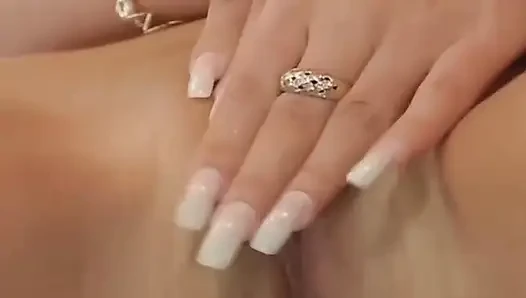 Sarışın hatun patlamalı orgazm için damlayan amını parmaklıyor