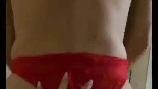 Arkadaşına dantelli külot koydu ve onu amıyla sikti... Deliği okşuyor
