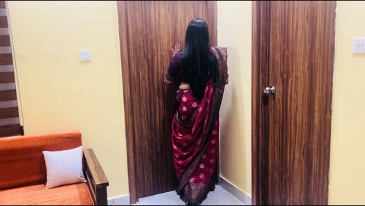 Индийскую дези Saree Wali бхабхи трахнул молодой паренек Бешарам портной с ясным хинди разговором.