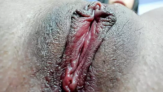 Genç görünümlü Kolombiyalı fahişe seni amının suyuyla banyo yapmaya çalışırken deli gibi mastürbasyon yapıyor