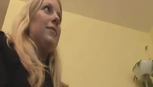 Şaplak atılan sarışın Fransız bebek götünü sert siktiriyor