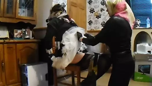 hizmetçi eşarp bağlı ve alay