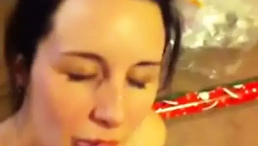 Adam güzel kızların yüzüne sikişiyor