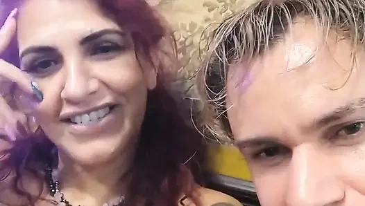 Alman dövme sanatçısı ve Melissa sahne arkasında sefa yapanlar