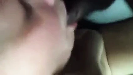 Ateşli, azgın ve aç servile sürtüğü emiyor