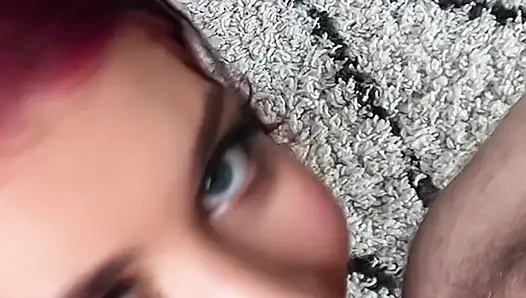 Minyon kızıl saçlı oyuncu seçmelerinde sert seksten önce ağzını sikiyor