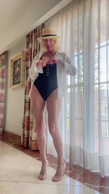 Милфа Monica в отпуске