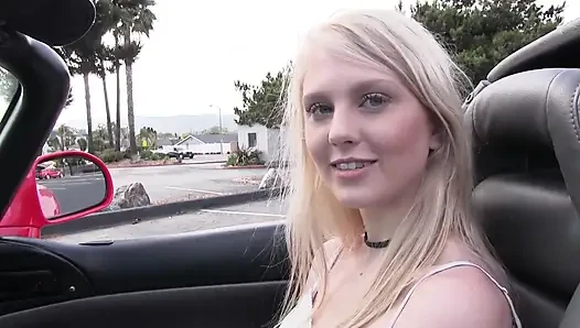 Lily Rader hassas amında güzel bir sarışın saç tutamı tutuyor - sapık orta yaşlı seksi kadınlar