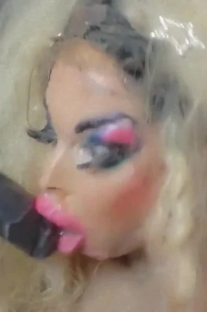 Бимбо давится большим черным членом