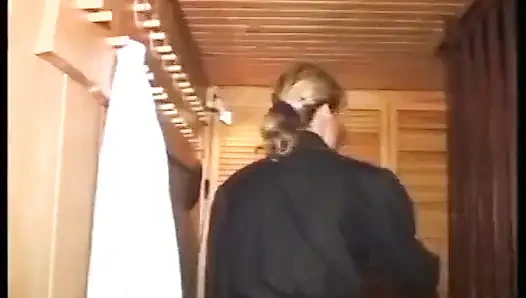 Alman sürtük sıkı anal deliğini sikiyor