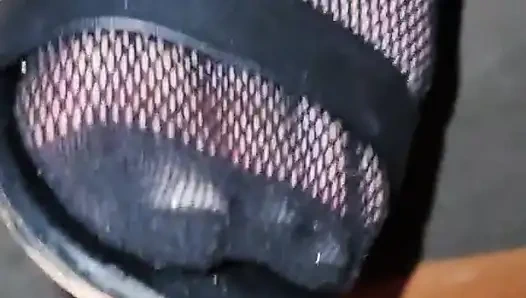 Bir ayak tutkunları cenneti, kocasının büyük yarağı için fışkırtmayı kayganlaştırıcı olarak kullanıyor