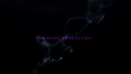 saten pijama ile sigara içmek