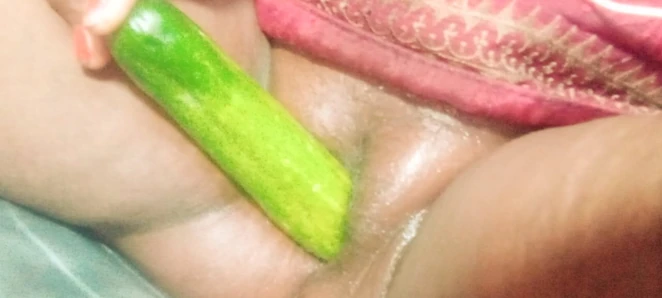 Desi Veena x üvey kız kardeş salatalık 🥒 tarafından sikiliyor