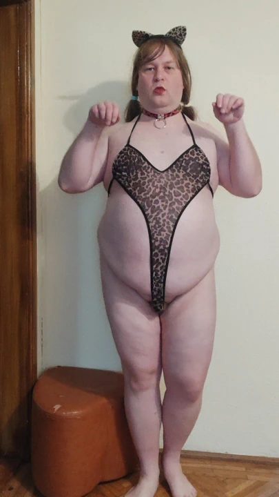 Ateşli bir kadın kılıklı gibi pranşing yapıyor