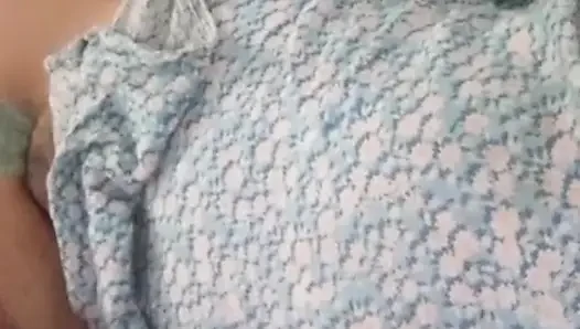 Ateşli esmer kadın oyuncak ayının üstünde dev dildoyla mastürbasyon yapıyor