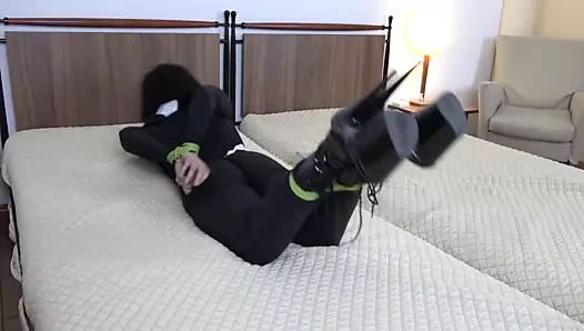 Nadia beyaz olarak venom içinde esaret ep 1