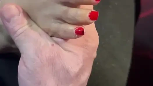 4.5 beden ayaklarını boyatıyor