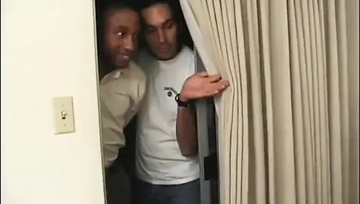 Siyah ve beyaz uzak orta yaşlı seksi kadın üçlü amcık sikişi