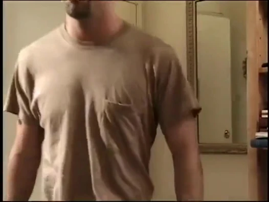 Adam seksi esmer ve adamdan aynı anda sakso çekiyor