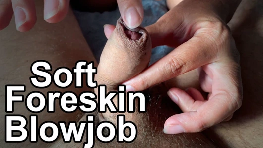 Yumuşak ve sert sünnetsiz yarak emiyor, sünnetsiz oyun. Üvey anne üvey oğlunun küçük yarağını yalayıp dölünü içine almayı seviyor