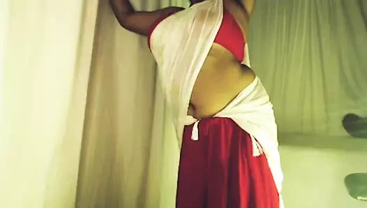 Ateşli kız seksi göğüsleriyle oynamak için kırmızı sutyen açıyor