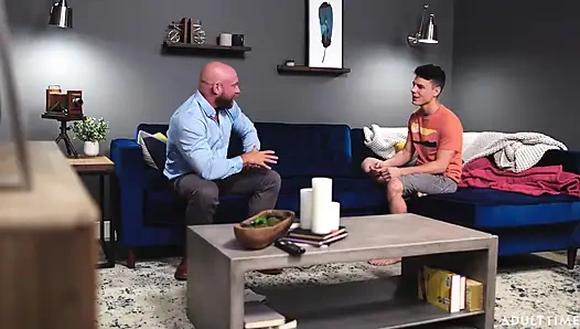 Heteroflexible - sevimli twink asher day ateşli üvey babasıyla bağlanmanın yeni bir yolunu buluyor