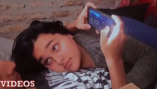 En iyi arkadaşımla serbest ateş oynuyorum ve oyunu kaybetmem için bana sakso çekiyor