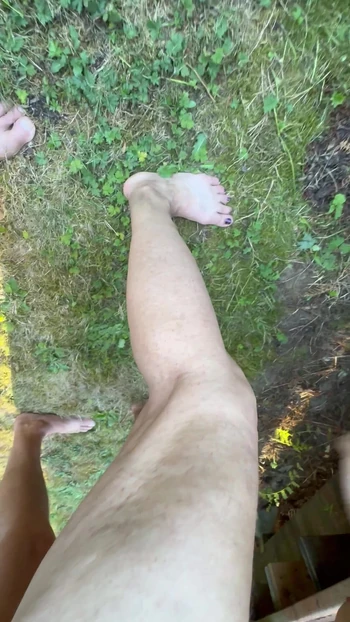 Волнующий момент из "Веснушковая грязная жена наклонилась над палубой и трахается сзади батплагом"